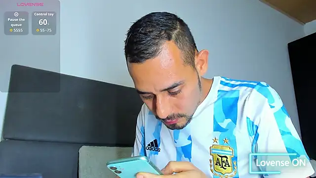 Snapshot of jhonyalzate2 chatting on December 16, 3:44 am jhonyalzate2 online show from December 16, 3:44 am