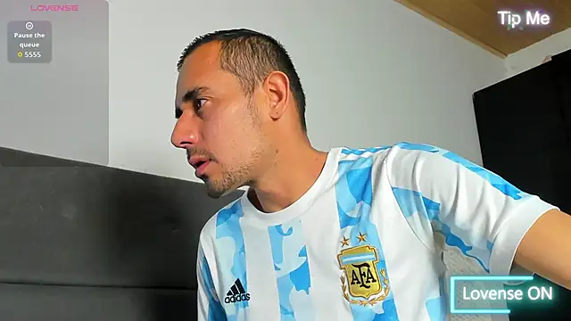 jhonyalzate2 online show from April 13, 3:34 am