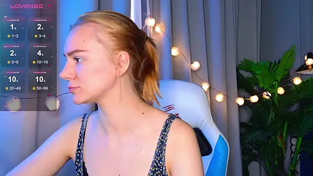 Snapshot of Ramona___ chatting on October 21, 5:52 am Ramona online show from October 21, 5:52 am