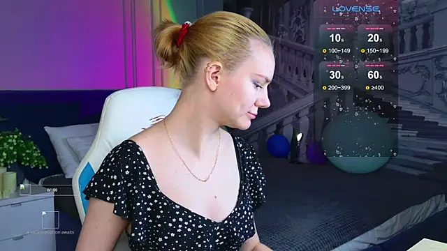 Snapshot of Ramona___ chatting on December 3, 6:21 am Ramona online show from December 3, 6:21 am