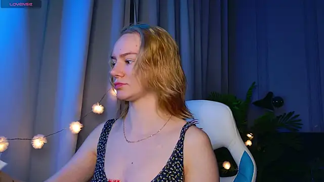 Snapshot of Ramona___ chatting on December 23, 6:11 am Ramona online show from December 23, 6:11 am