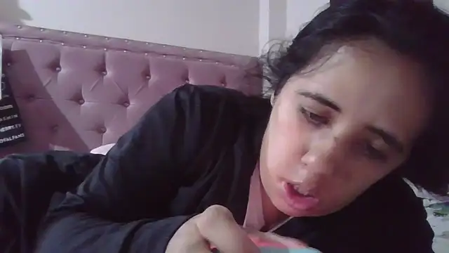 Snapshot of annarose19 chatting on November 28, 11:18 pm annarose19 online show from November 28, 11:18 pm