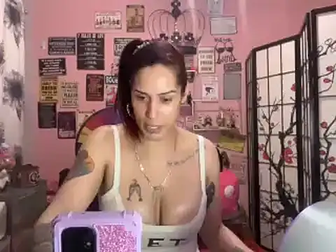 Snapshot of latinacubana chatting on March 12, 10:16 am latinacubana online show from March 12, 10:16 am