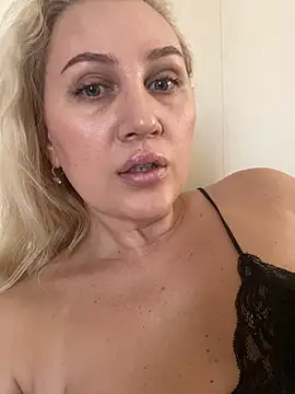 YourBlondee online show from February 20, 5:26 am