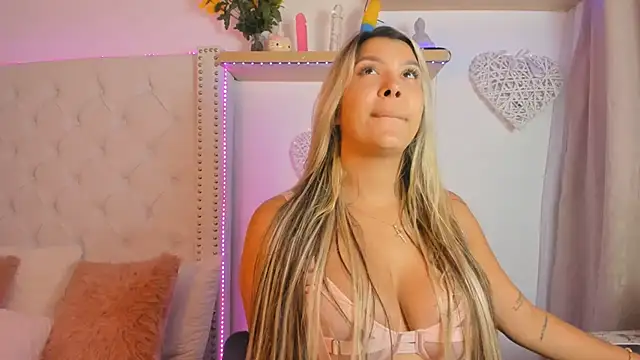 Snapshot of sara_montiell chatting on December 5, 10:34 pm sara montiell online show from December 5, 10:34 pm