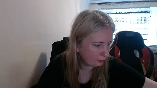 Snapshot of PeterAndJen chatting on June 21, 6:05 am PeterAndJen online show from June 21, 6:05 am