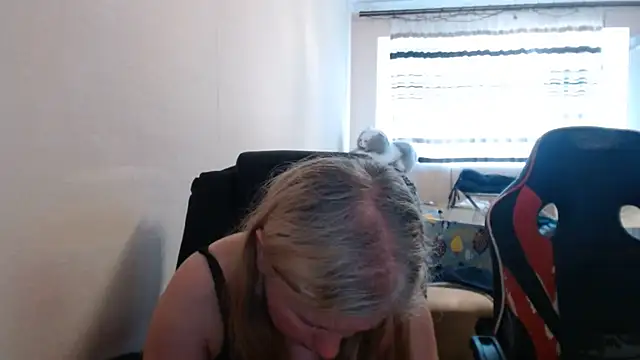 Snapshot of PeterAndJen chatting on June 29, 10:15 am PeterAndJen online show from June 29, 10:15 am