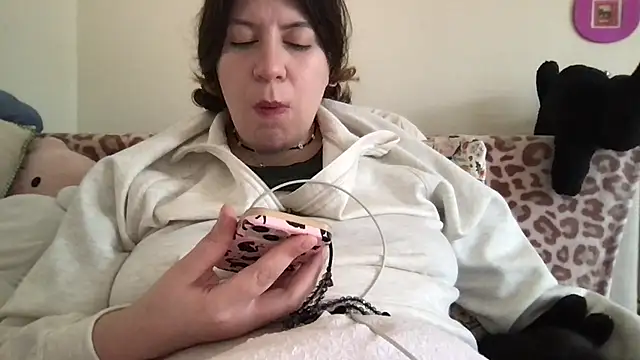 Snapshot of HYPHYtype chatting on September 13, 6:51 pm HYPHYtype online show from September 13, 6:51 pm