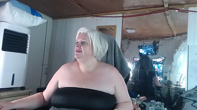 Snapshot of sexychazza16 chatting on October 21, 8:09 pm sexychazza16 online show from October 21, 8:09 pm