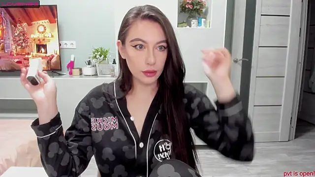 JuliaDiksonX online show from December 19, 8:34 pm