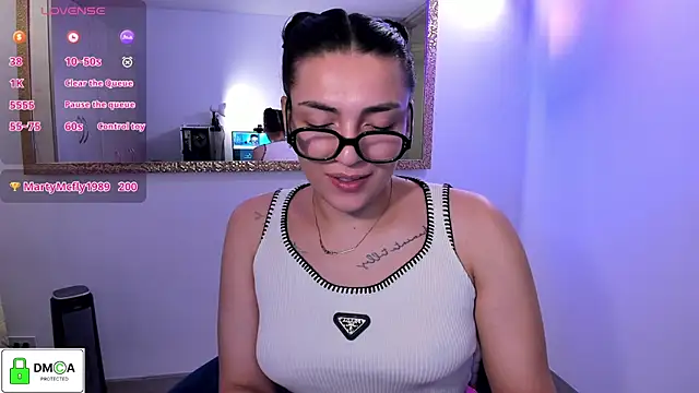 Snapshot of EricaVanderhill chatting on May 22, 3:02 am EricaVanderhill online show from May 22, 3:02 am