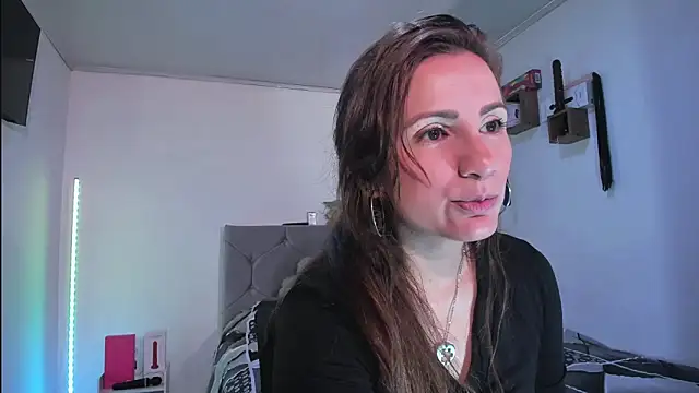 vanessabrown  online show from March 20, 12:15 am