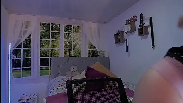 vanessabrown  online show from March 30, 2:18 pm