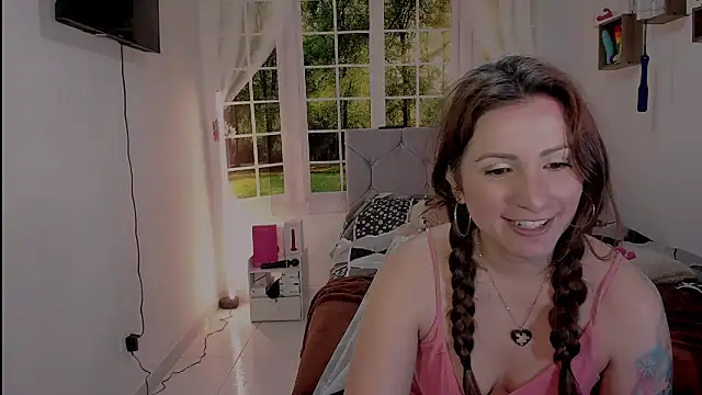 Snapshot of vanessabrown_ chatting on May 9, 3:28 pm vanessabrown online show from May 9, 3:28 pm