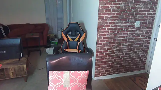 Snapshot of EntitledMistress chatting on December 18, 10:35 pm EntitledMistress online show from December 18, 10:35 pm