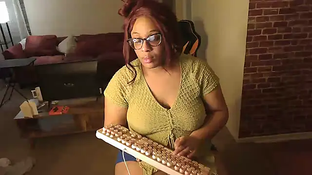 Snapshot of EntitledMistress chatting on December 19, 10:34 am EntitledMistress online show from December 19, 10:34 am