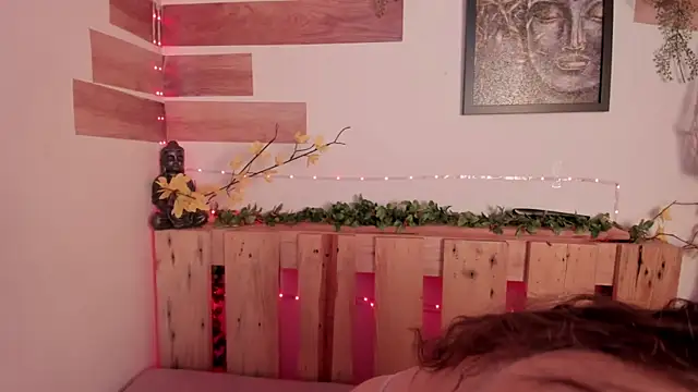 llanna  online show from April 13, 5:18 pm