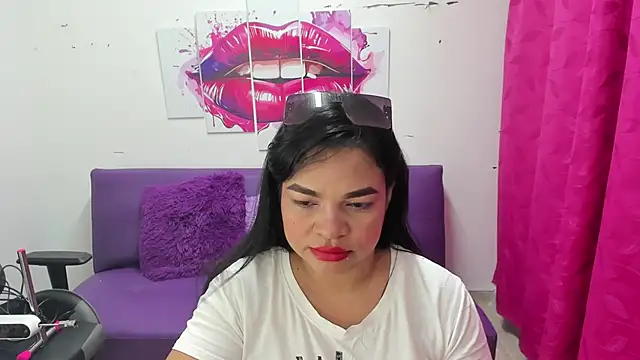 Snapshot of Cloe_35 chatting on February 18, 3:32 pm Cloe 35 online show from February 18, 3:32 pm