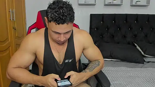 Snapshot of tyler_hank01 chatting on June 6, 9:19 pm tyler hank01 online show from June 6, 9:19 pm