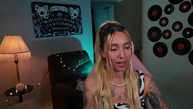 Saucy Jenn online show from March 9, 3:01 am