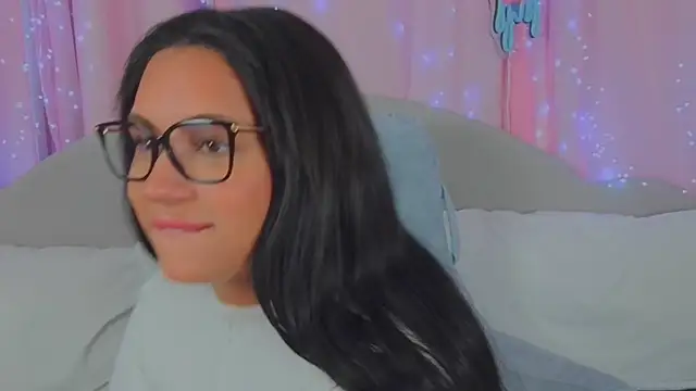 Snapshot of MeghanXO chatting on October 6, 2:20 am MeghanXO online show from October 6, 2:20 am