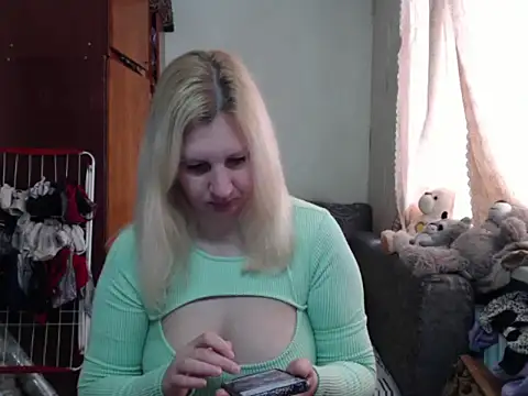 Snapshot of BustyBlond chatting on February 15, 6:33 am BustyBlond online show from February 15, 6:33 am