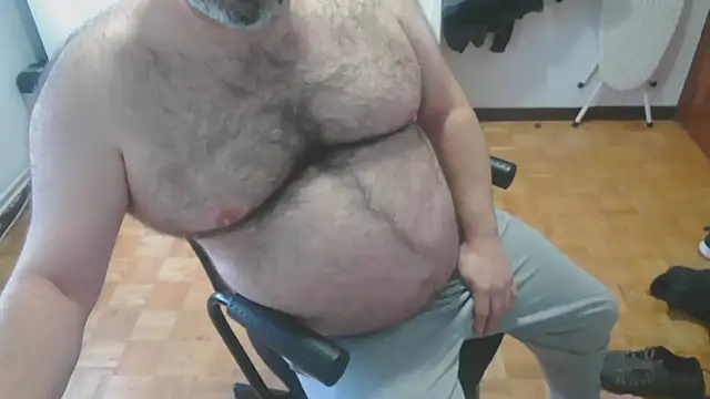 Snapshot of mikeyhotbear chatting on November 25, 9:20 am mikeyhotbear online show from November 25, 9:20 am