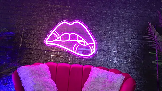 Snapshot of ScarlettQuate chatting on December 4, 5:55 pm ScarlettQuate online show from December 4, 5:55 pm