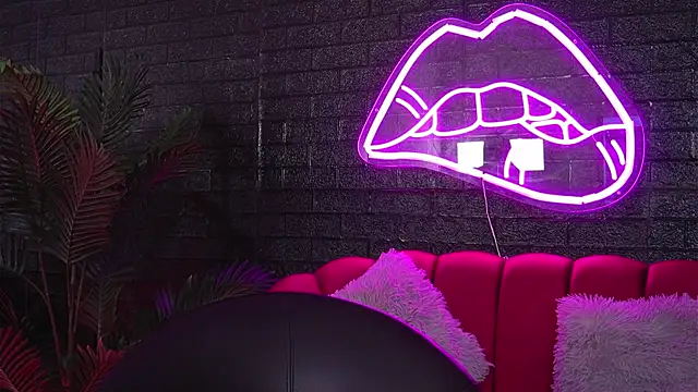 Snapshot of ScarlettQuate chatting on December 10, 5:55 pm ScarlettQuate online show from December 10, 5:55 pm