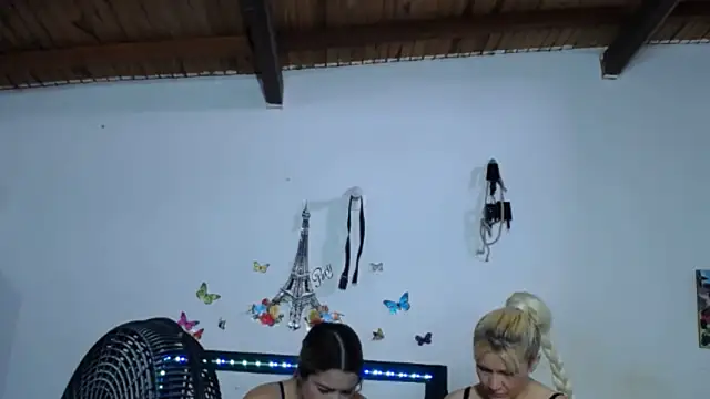 Snapshot of Nicolle_Milf chatting on November 21, 7:01 pm Nicolle Milf online show from November 21, 7:01 pm