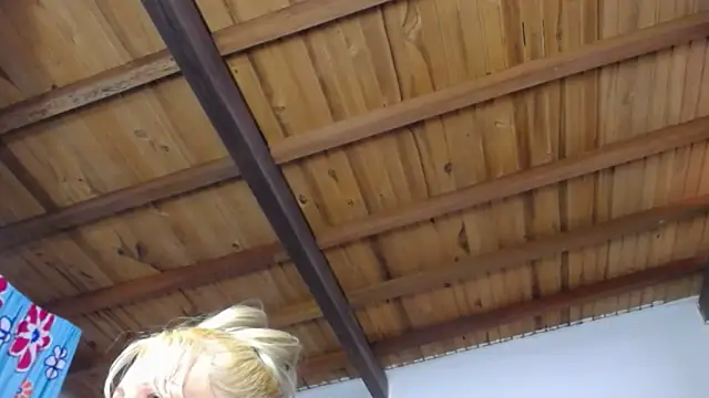 Snapshot of Nicolle_Milf chatting on December 5, 6:04 pm Nicolle Milf online show from December 5, 6:04 pm