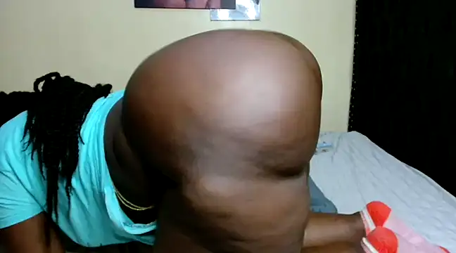 Snapshot of Toomuchbooty33 chatting on December 4, 11:13 pm Toomuchbooty33 online show from December 4, 11:13 pm