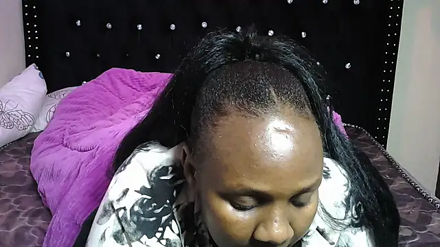 Snapshot of Toomuchbooty33 chatting on October 30, 9:48 pm Toomuchbooty33 online show from October 30, 9:48 pm