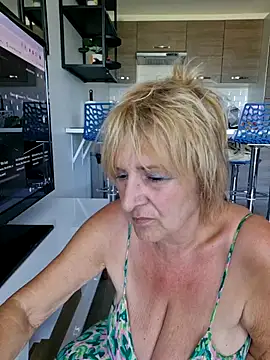 Snapshot of phryna@xh chatting on June 11, 4:05 pm phrynaxh online show from June 11, 4:05 pm