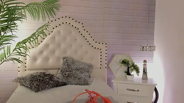 Snapshot of _Eurekaa_ chatting on February 28, 8:28 pm Eurekaa online show from February 28, 8:28 pm