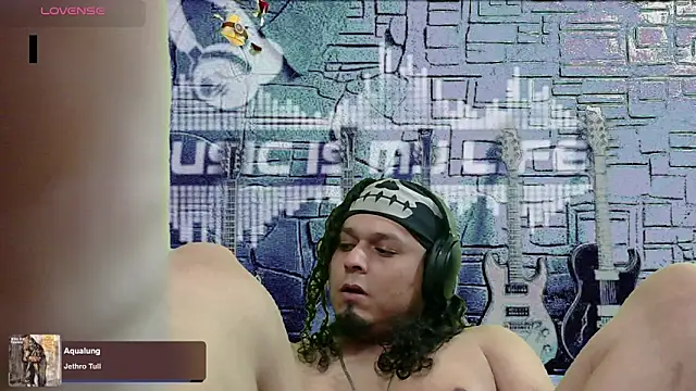 Snapshot of chino_roz chatting on January 2, 9:43 am chino roz online show from January 2, 9:43 am