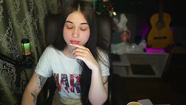 delicatedBailey online show from December 7, 5:48 am