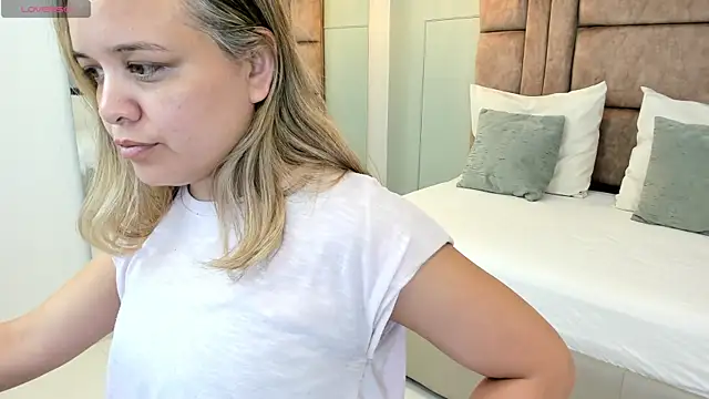 princesaparis online show from February 5, 11:44 am