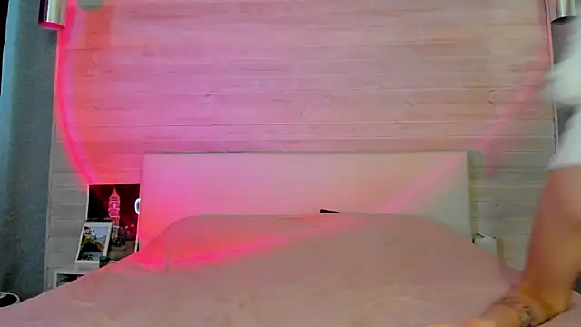 molly hunt  online show from February 3, 5:05 am