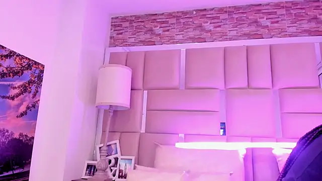 ShaniaBrownn online show from May 22, 7:41 pm