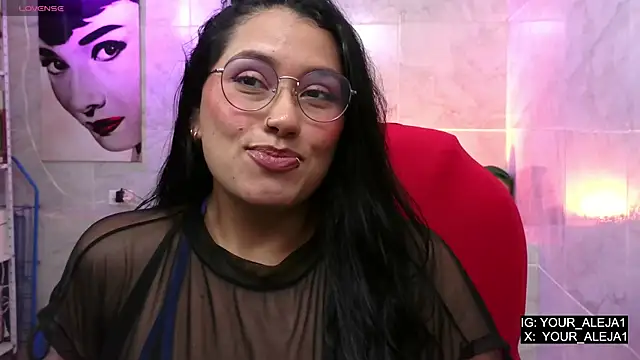 LauraRuiz1 online show from May 13, 4:32 am