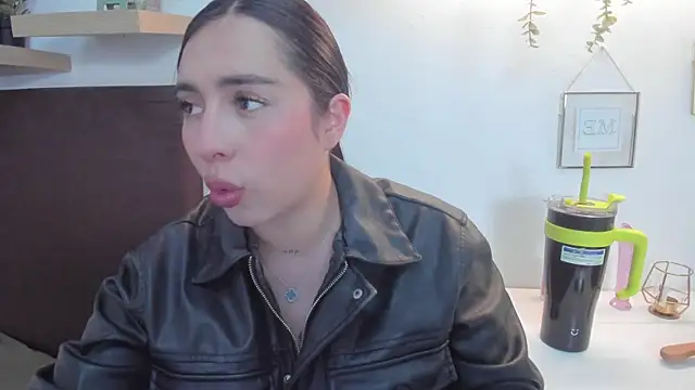 Snapshot of isabella_jade chatting on January 23, 10:01 pm isabella jade online show from January 23, 10:01 pm