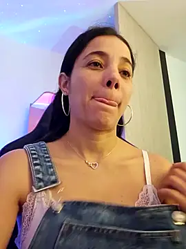 Snapshot of miaeyes chatting on January 4, 2:14 pm miaeyes online show from January 4, 2:14 pm