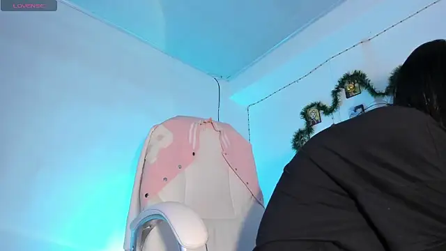 Snapshot of ineedmydaddy_ chatting on December 10, 1:11 am ineedmydaddy online show from December 10, 1:11 am