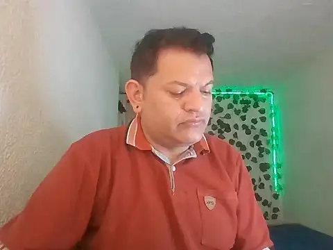 Snapshot of SexDiffrent chatting on May 21, 2:57 pm SexDiffrent online show from May 21, 2:57 pm