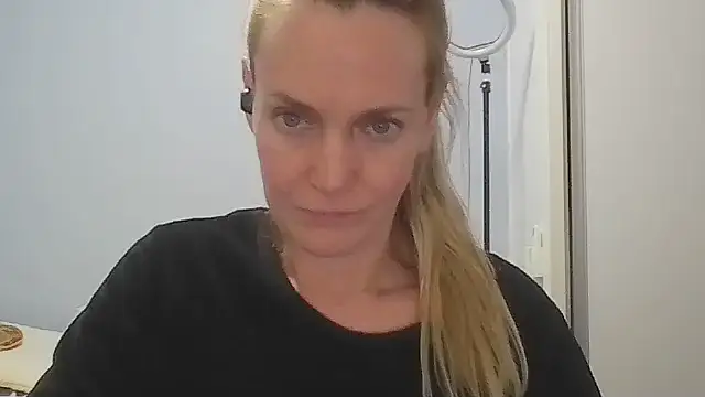 Annylove1 online show from May 26, 12:17 am