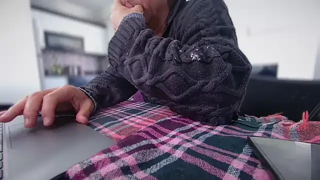 Snapshot of ALPHANDRE chatting on December 19, 10:44 am ALPHANDRE online show from December 19, 10:44 am