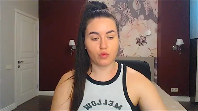 Snapshot of Roxie_Bradley chatting on January 3, 6:44 am Roxie Bradley online show from January 3, 6:44 am