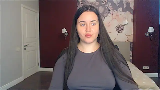 Snapshot of Roxie_Bradley chatting on March 19, 6:35 am Roxie Bradley online show from March 19, 6:35 am