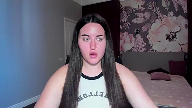 Snapshot of Roxie_Bradley chatting on September 17, 6:15 am Roxie Bradley online show from September 17, 6:15 am